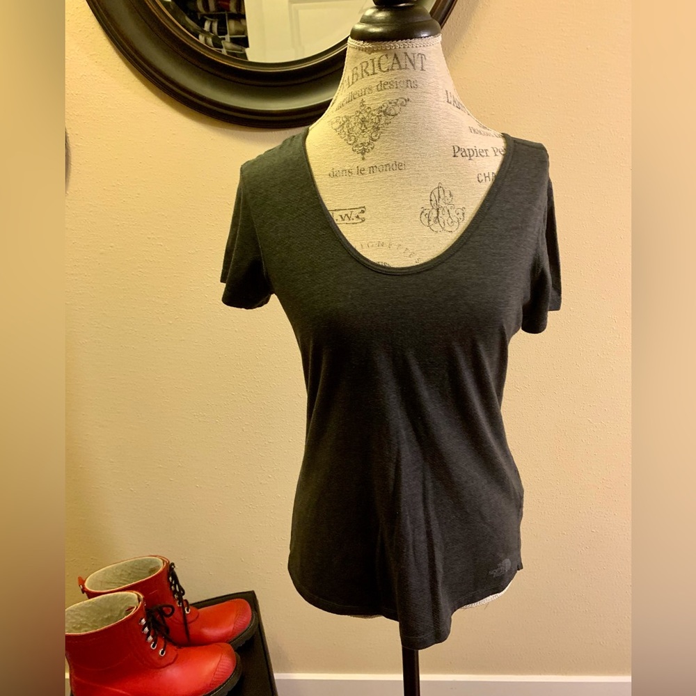 NORTH FACE LIGHTWEIGHT TEE. SCOOP NECK. FLASH DRY. SHORT SLEEVES. NO FLAWS